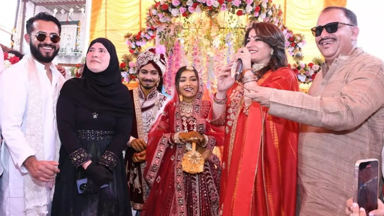 raveena-tandon-gifted-her-wedding-bangles-to-a-newlywed-couple-video-goes-viral
